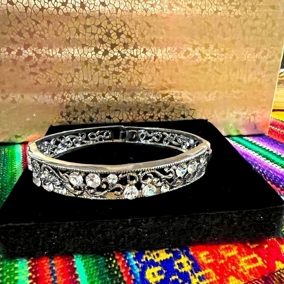 INTRICATE Silver bracelet with accent crystal gems - Picture 1 of 5